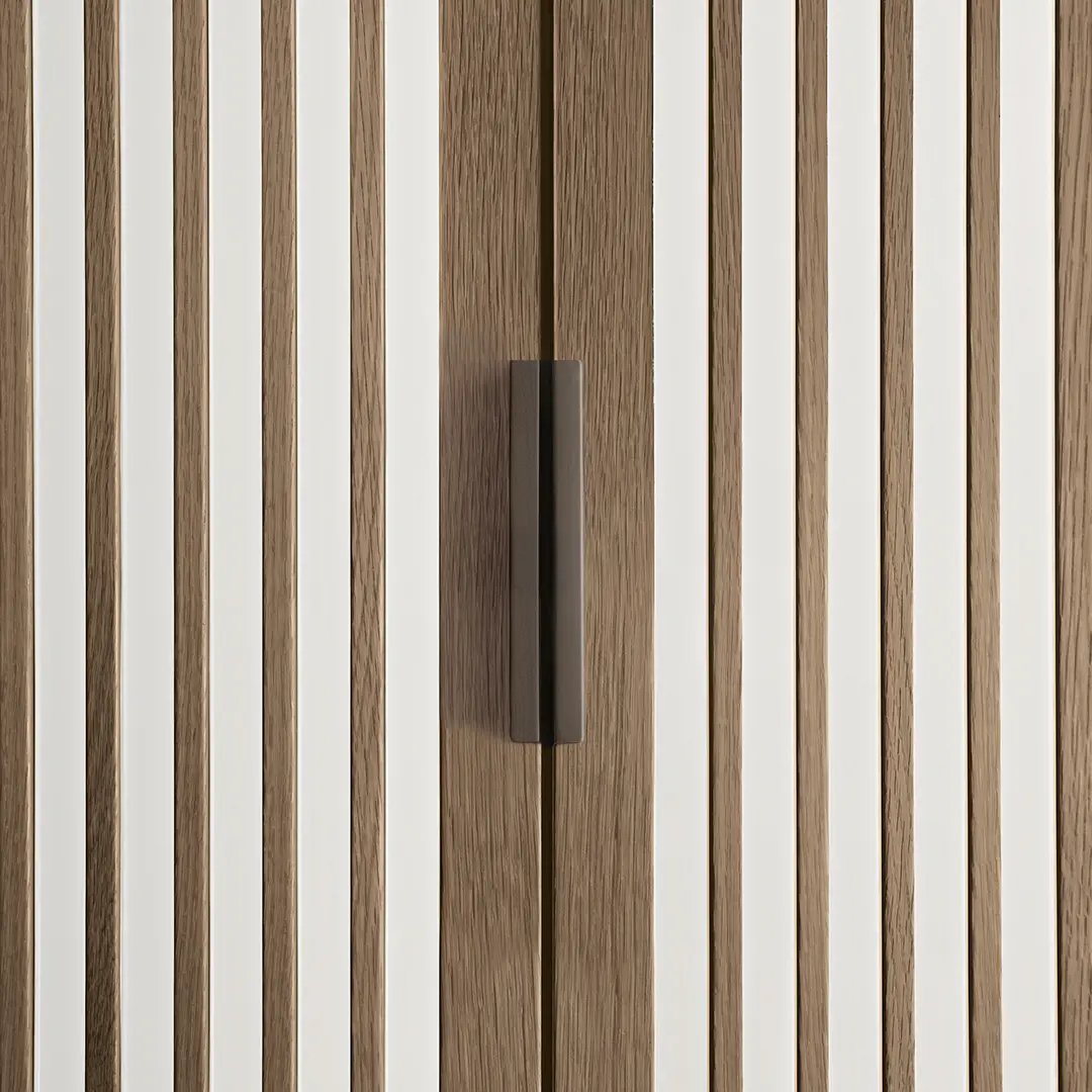 Garderobekast met draaideuren en verticale houten lamellen met minimalistische metalen greep