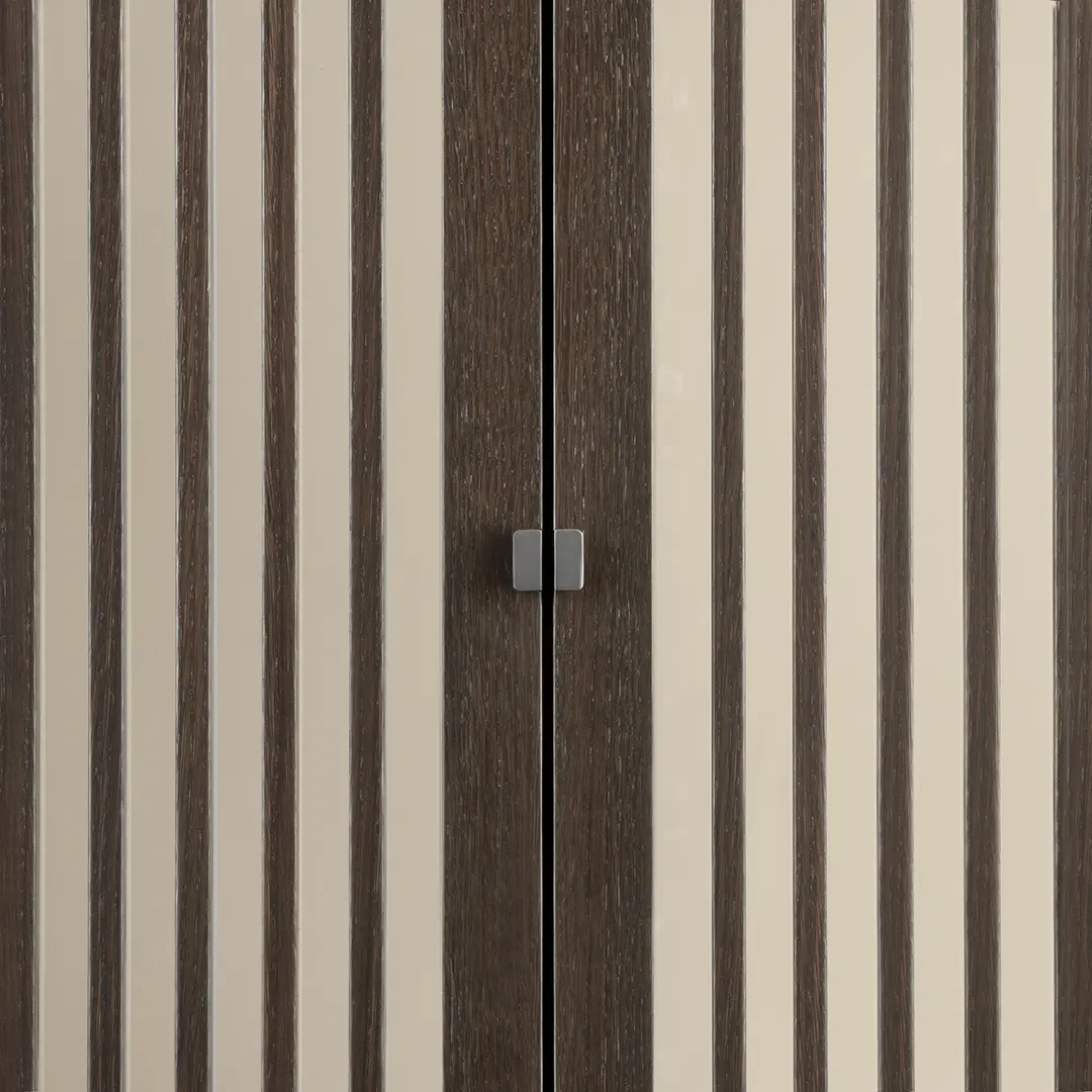 Detail van kastfront met verticale houten lamellen en minimalistische greepafwerking