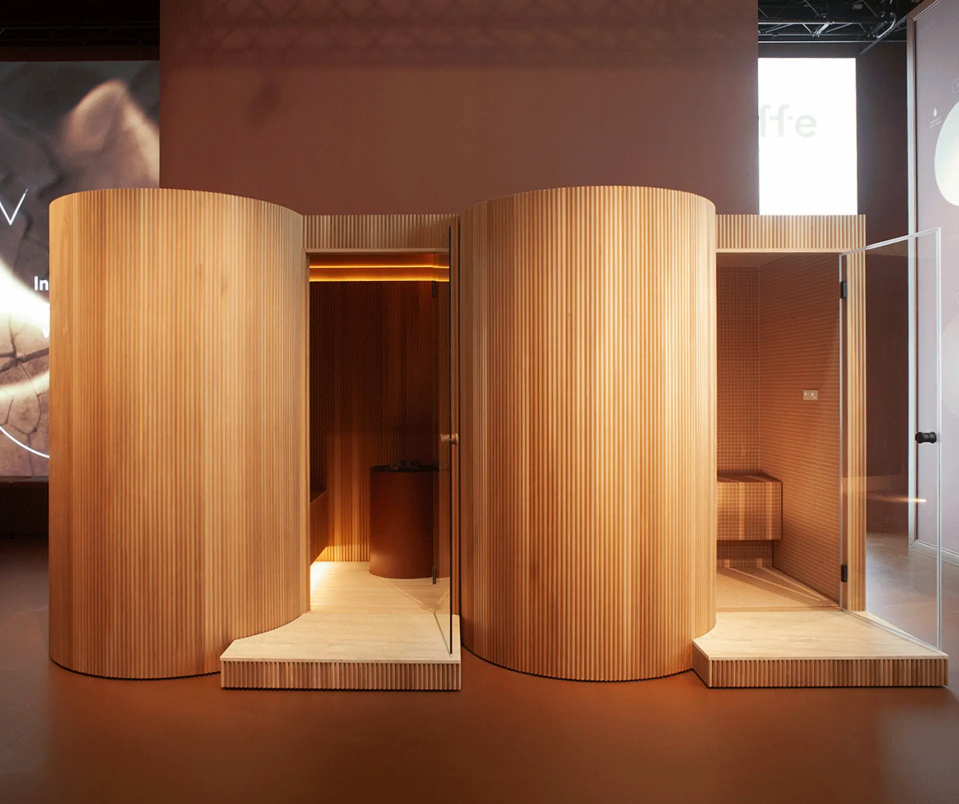 EFFE Baluar sauna en hammam met twee afgeronde houten volumes als geïntegreerde wellnessruimte