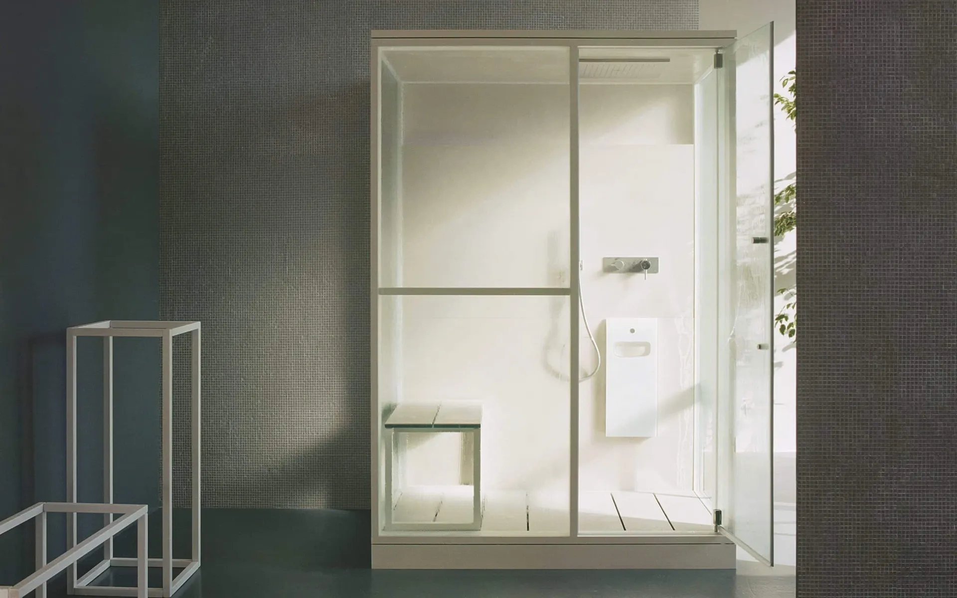 EFFE H hammam stoombad in lichte afwerking met glas en geïntegreerde douche, toegepast als compacte wellnessruimte binnen een interieur