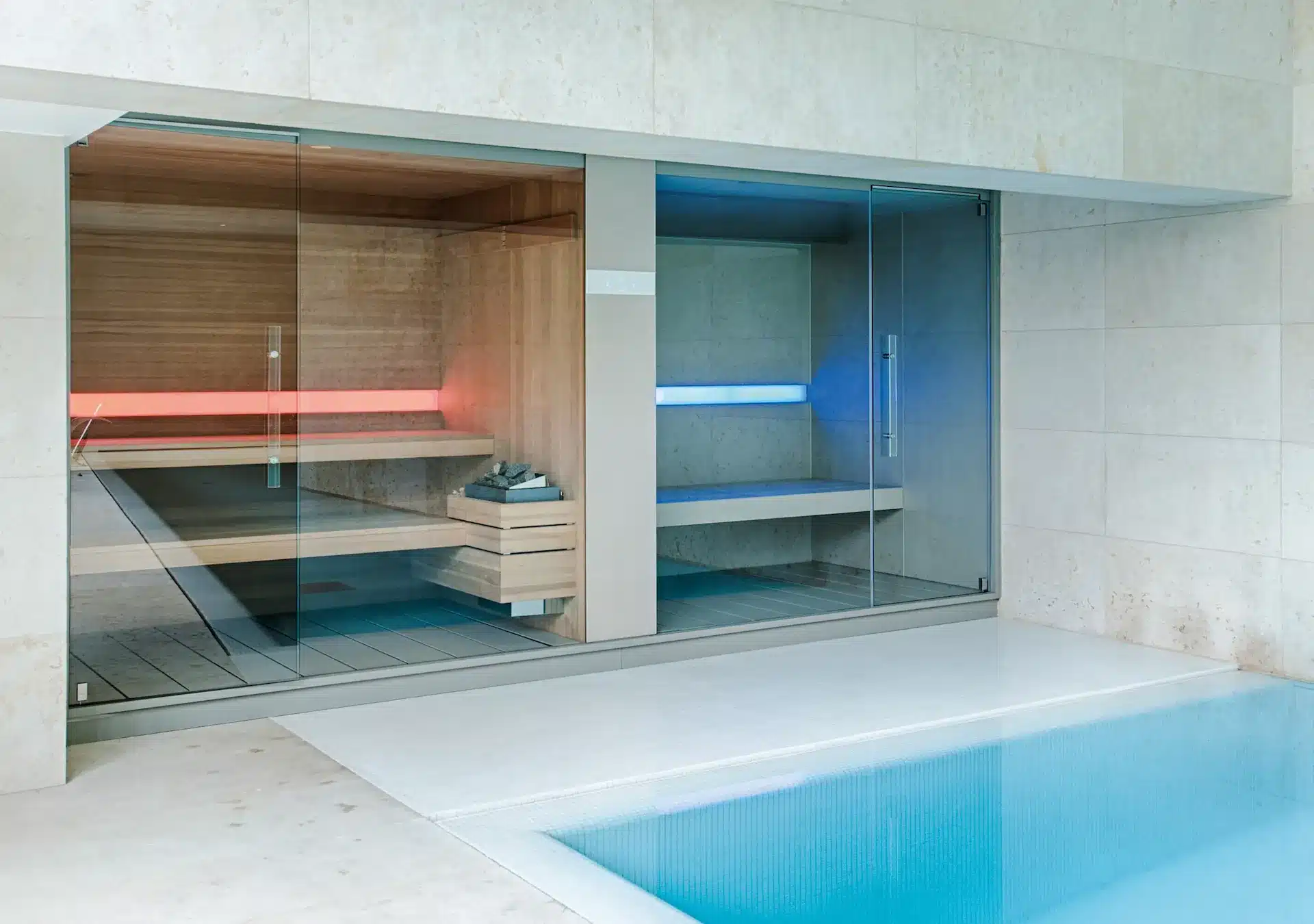 EFFE Logica SH combinatie van sauna en hammam geïntegreerd naast een zwembad in een architectonische wellnessruimte
