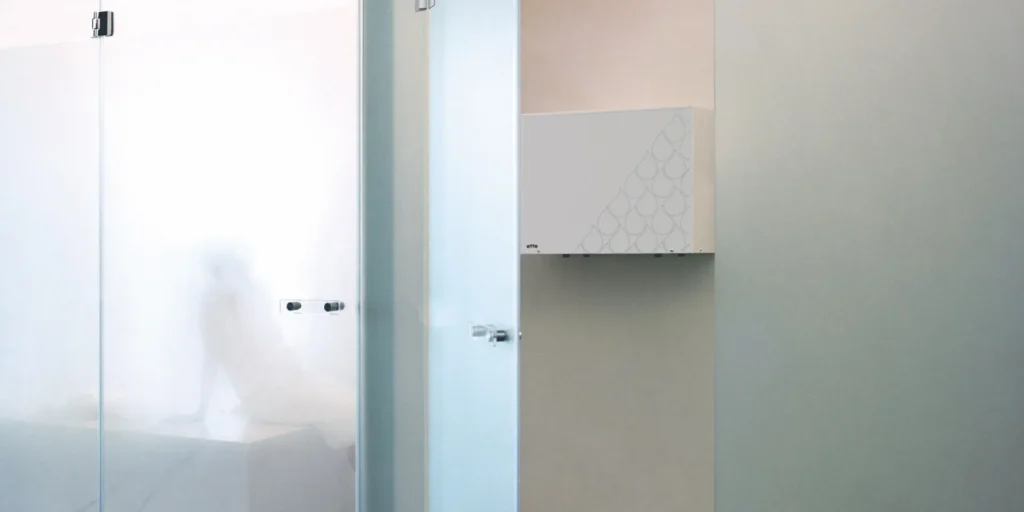 EFFE Nuvola Smart externe stoomgenerator geplaatst in een technische ruimte naast een hammam douche