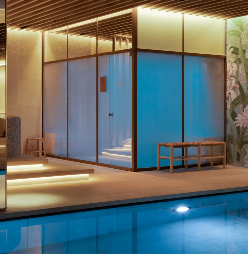 EFFE Nuvola Smart stoomgenerator toegepast in een ruime hammam cabine binnen een wellnessruimte met architectonische integratie
