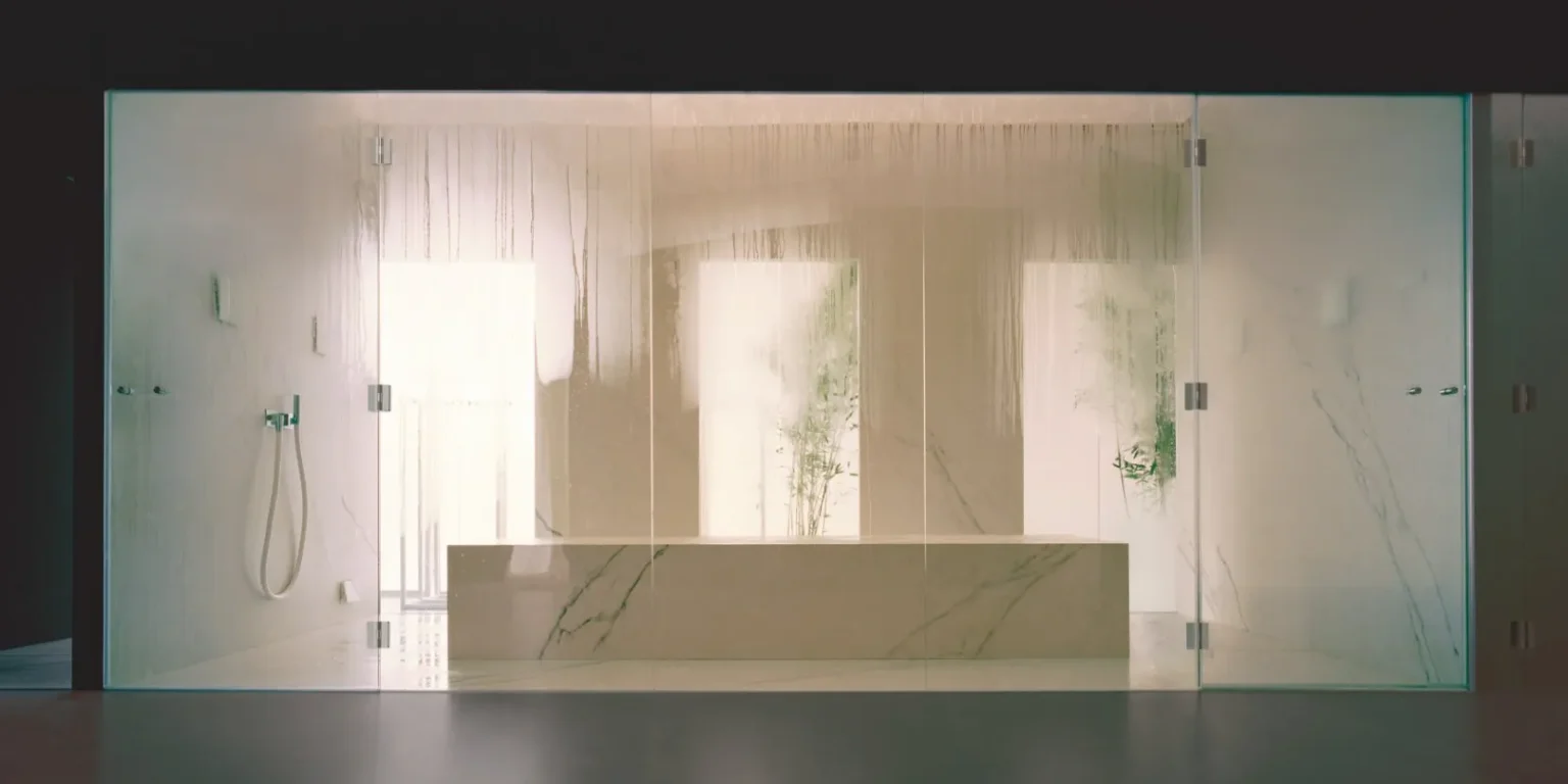 EFFE Nuvola Smart stoomgenerator toegepast in een ruime hammam met glaswand en marmeren zitbank