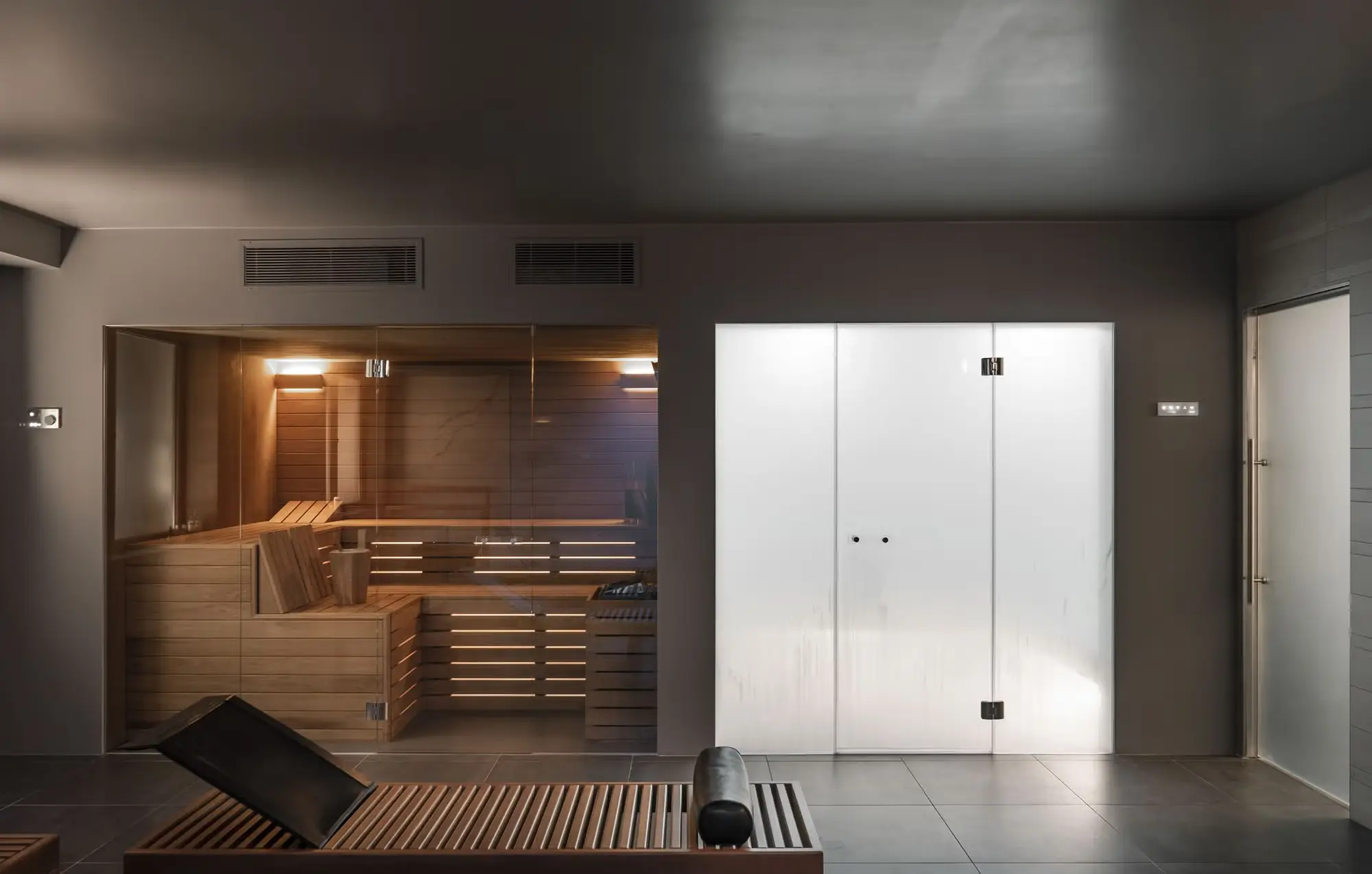 EFFE sauna geïntegreerd in een hotelinterieur met hout, glas en maatwerk interieurarchitectuur