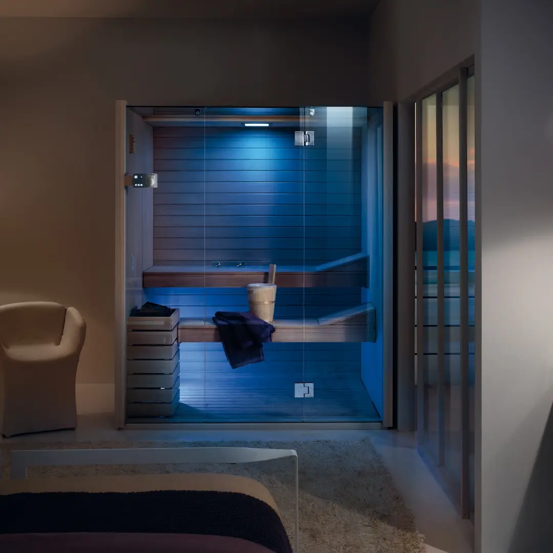 EFFE Sky sauna geïntegreerd in een slaapkamerinterieur met glaswand en houten afwerking
