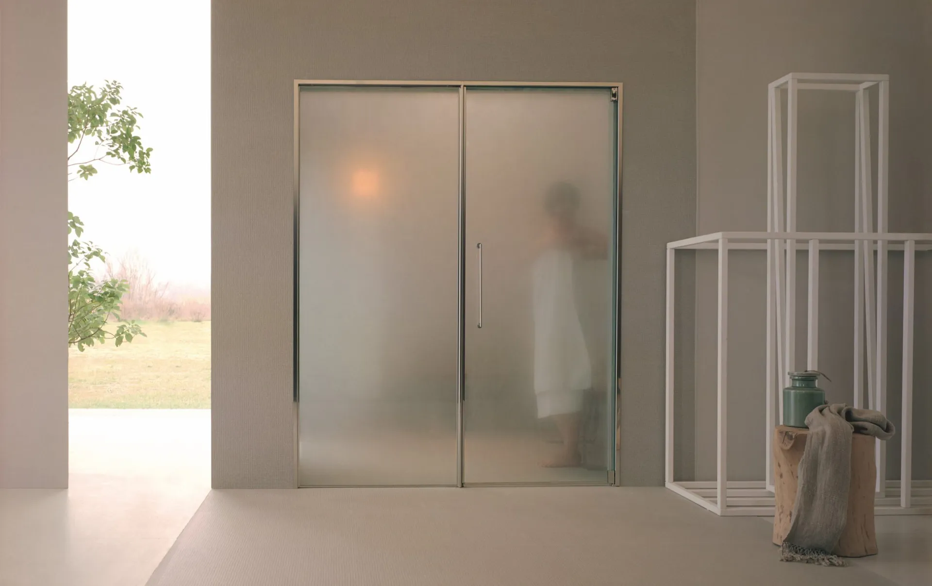 EFFE TouchSteam Smart stoomgenerator toegepast in een hammam douche met matglazen deur in een minimalistisch wellness interieur