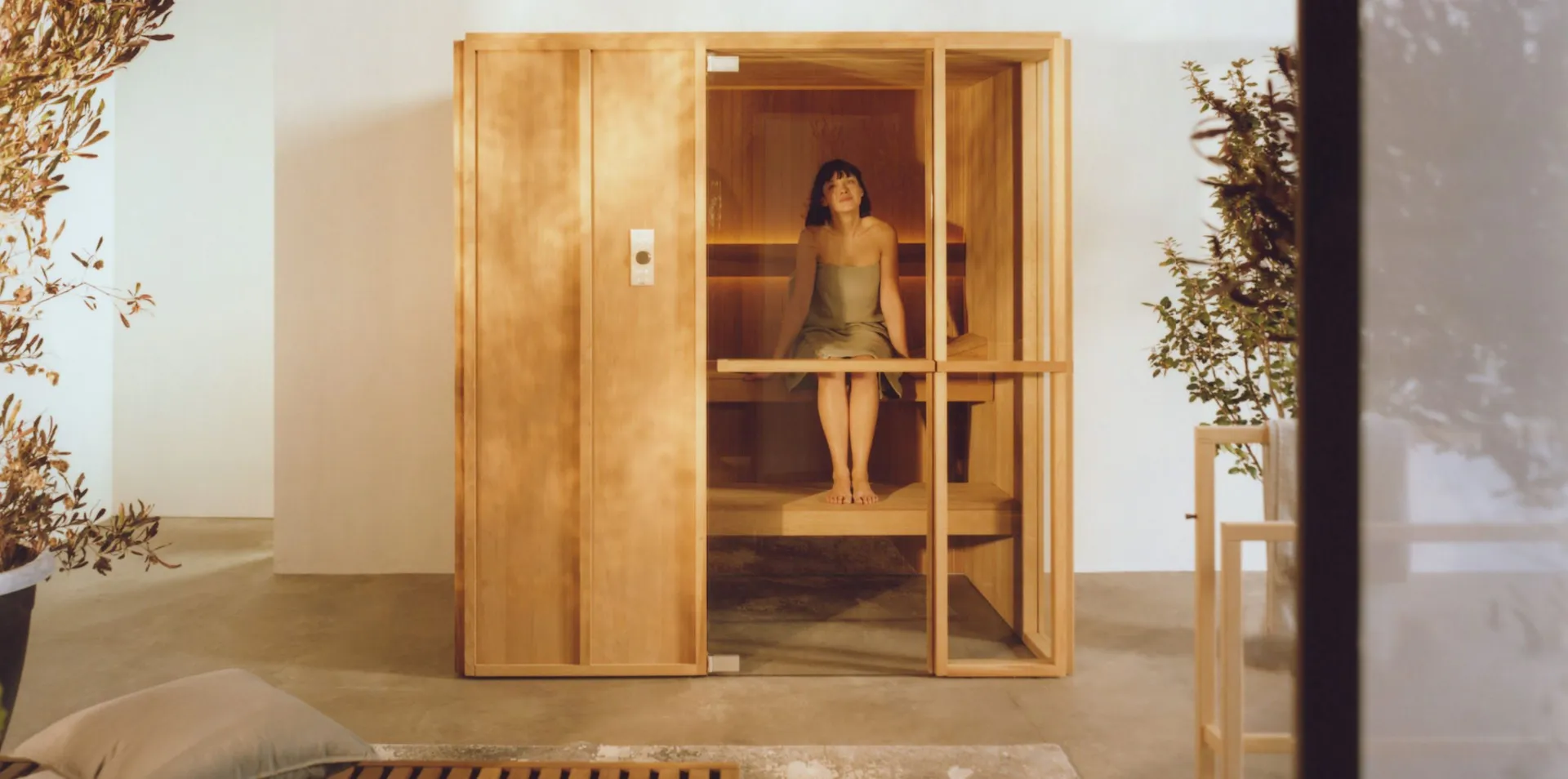Effegibi Kanso sauna in hout en glas, toegepast als minimalistische wellnessruimte binnen een modern interieur