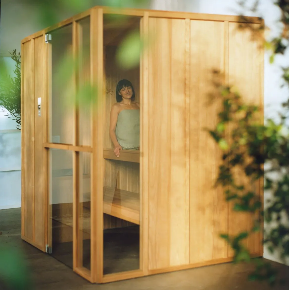 Effegibi Kanso sauna op maat in hout en glas, zijaanzicht in een modern interieur