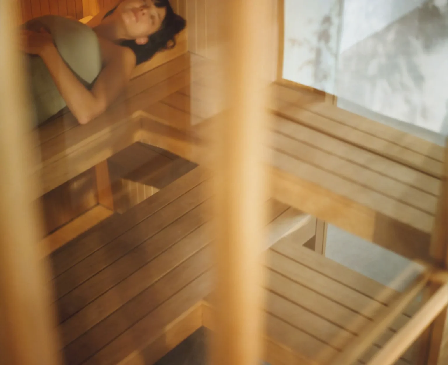 Effegibi Kanso sauna op maat interieur in hout met warme wellnessbeleving en zitbanken