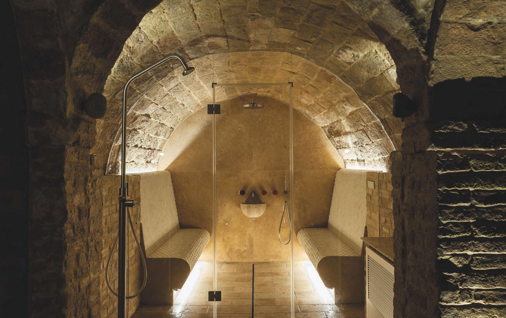 Hammam met natuurstenen gewelf als geïntegreerde wellnessruimte binnen een interieur