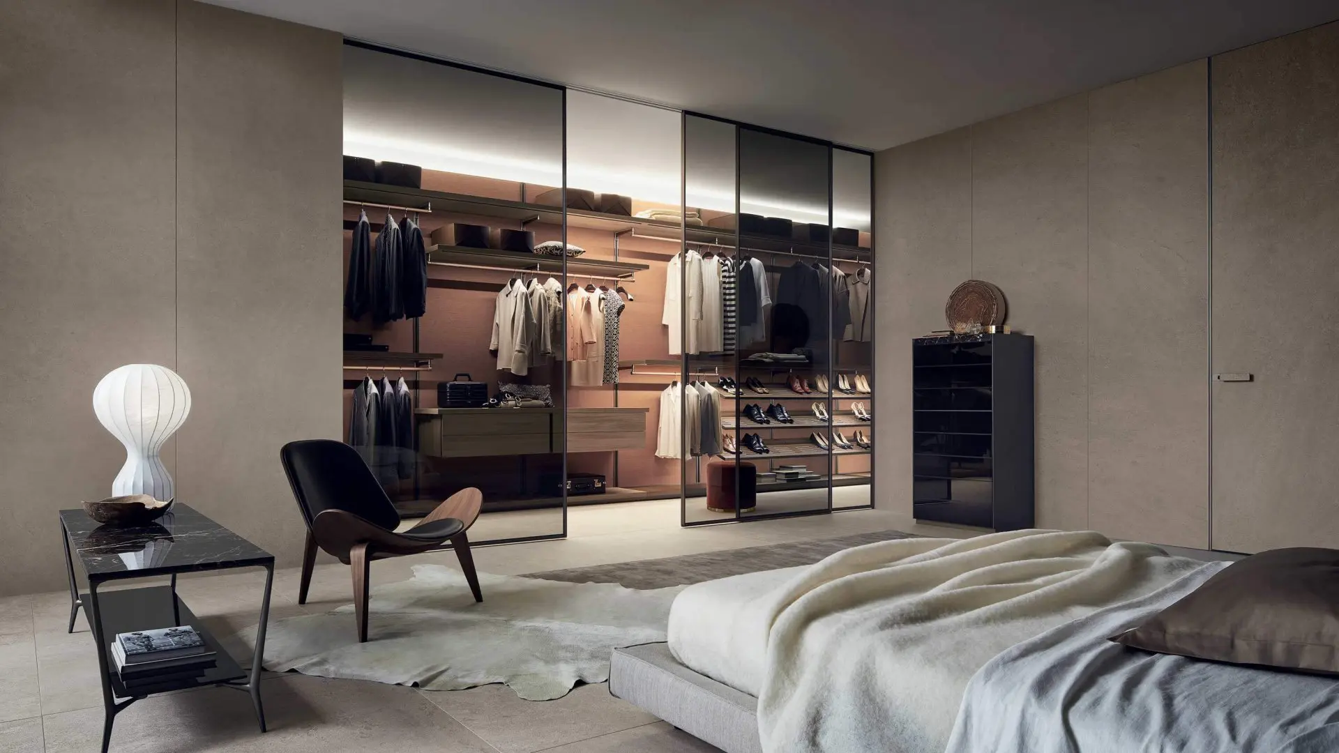 Inloopkast achter glazen schuifdeuren geïntegreerd in luxe slaapkamer met open garderobesysteem en verlichting