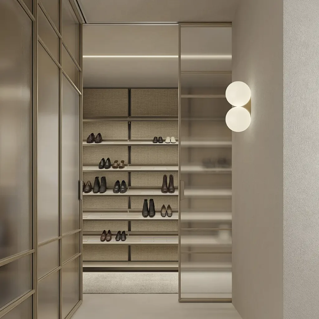 Inloopkast met open schoenenrek en schuifdeuren van glas gecombineerd met garderobesysteem in luxe dressing