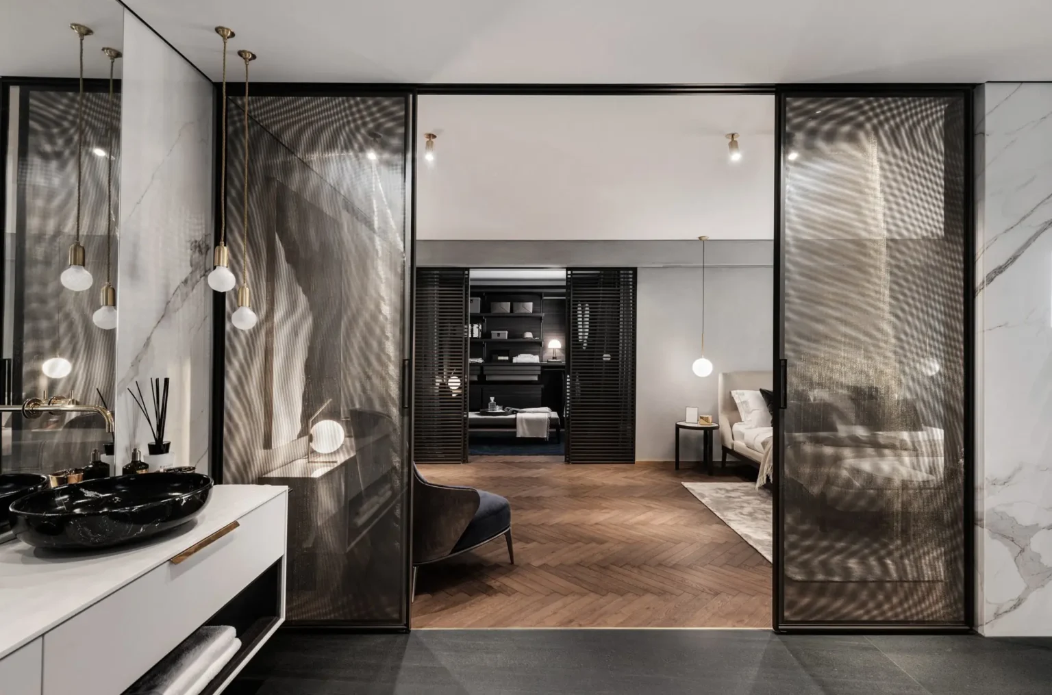 interieur met geïntegreerde schuifpanelen en open ruimteovergang tussen badkamer, slaapkamer en living met hout, glas en natuursteen