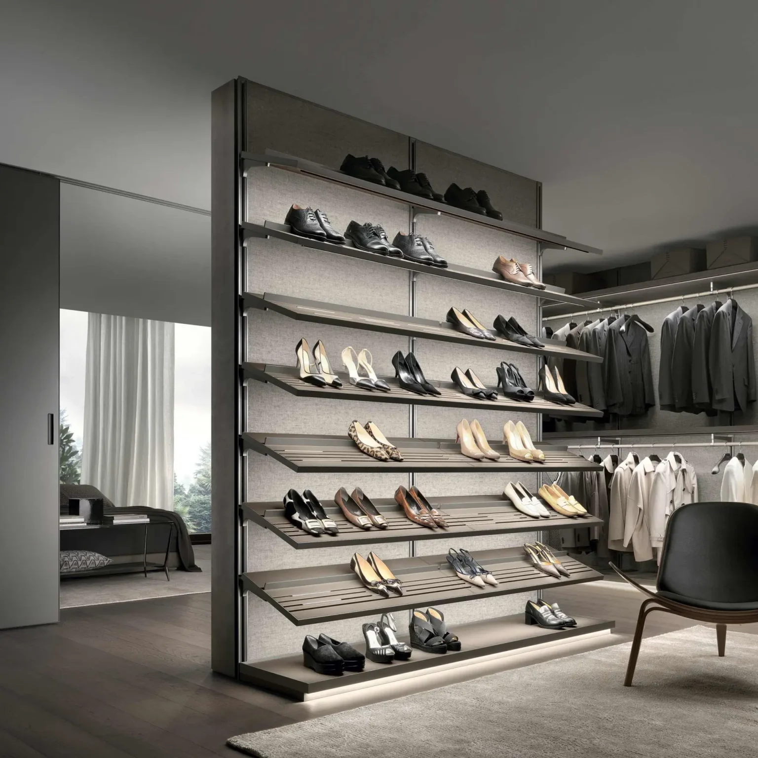 Grote open inloopkast met wandbrede schoenenopstelling en geïntegreerde verlichting in luxe dressing