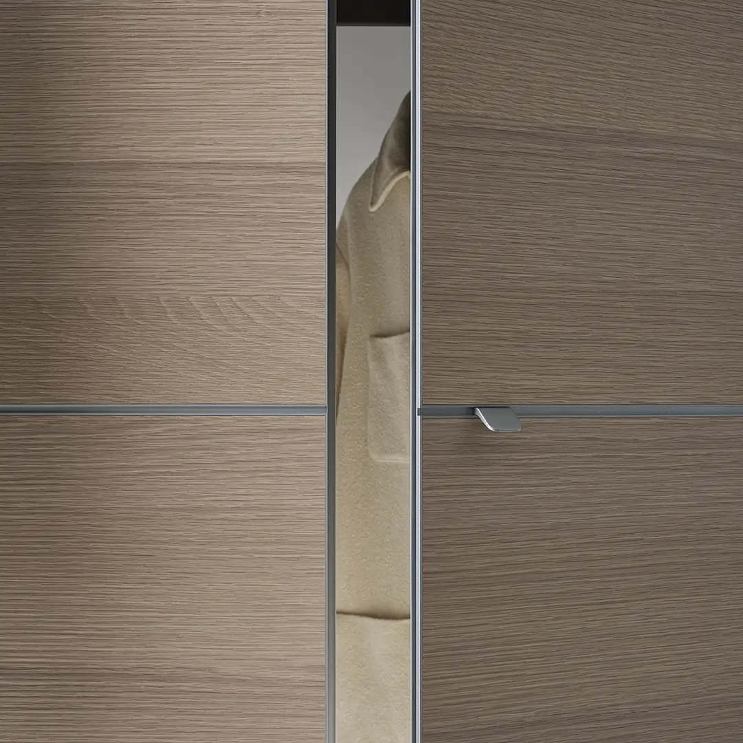 Hoekdetail van een inbouwkast op maat met houten panelen, geïntegreerd in de wand en afgestemd op de ruimte