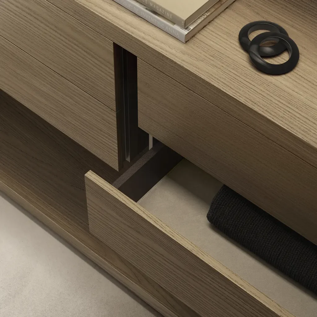 Detail van maatwerk inloopkast met houten lade en geïntegreerde greep binnen open garderobesysteem