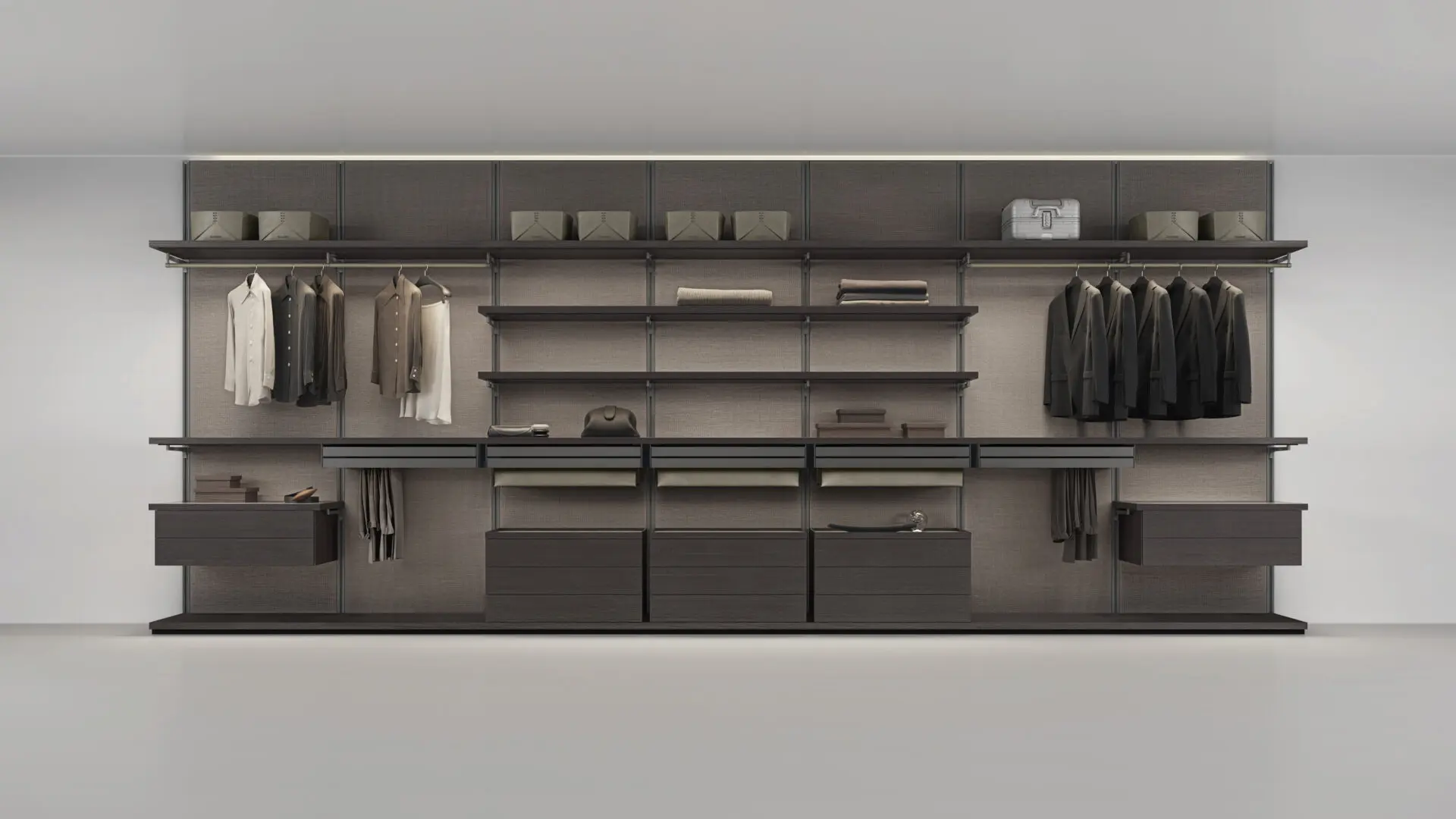 Wandbrede open inloopkast met aluminium garderobesysteem, symmetrische indeling en geïntegreerde verlichting in luxe dressing