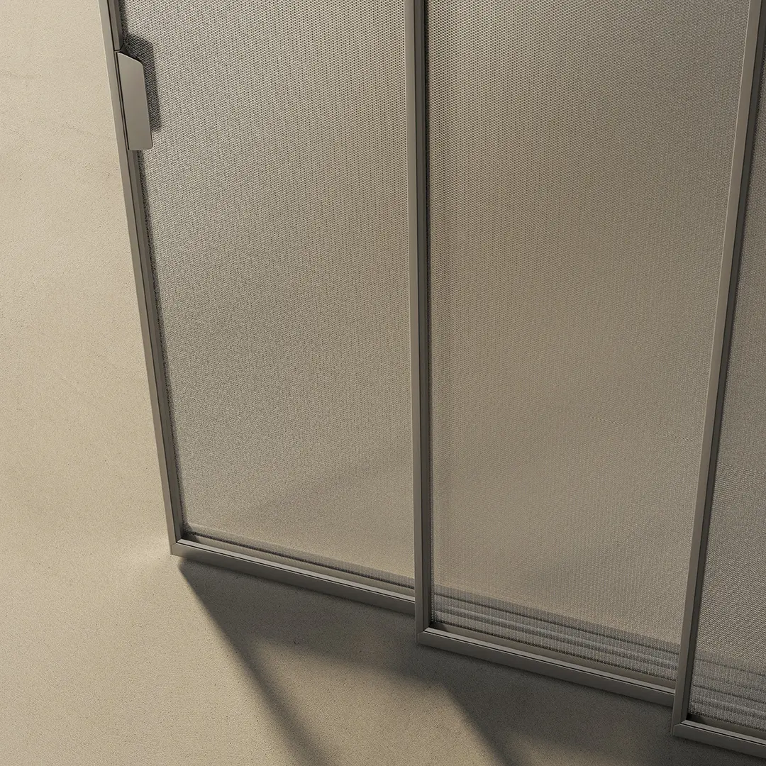 Detail van Rimadesio Air Syncro glaswand met mesh structuur die transparantie en privacy combineert binnen een schuifsysteem