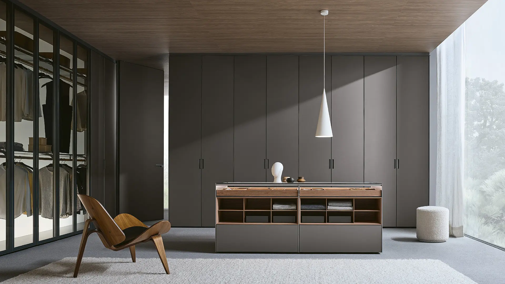 Rimadesio Cover garderobekast met centraal garderobe-eiland en vitrinedisplay in een maatwerk inloopkast