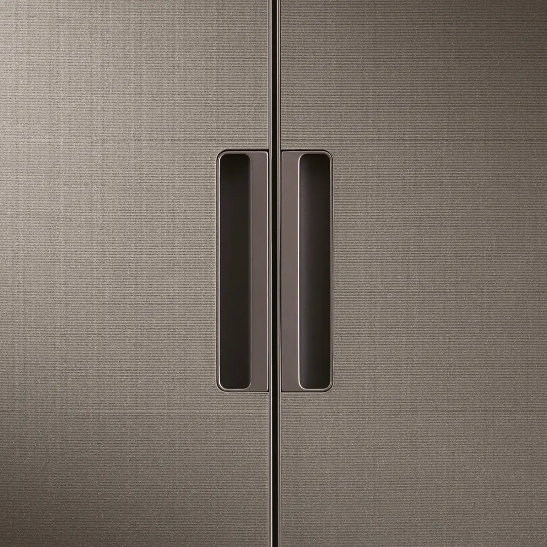 Rimadesio Cover garderobekast met glasfront in piombo diamante afwerking en geïntegreerde greep in draaideuren