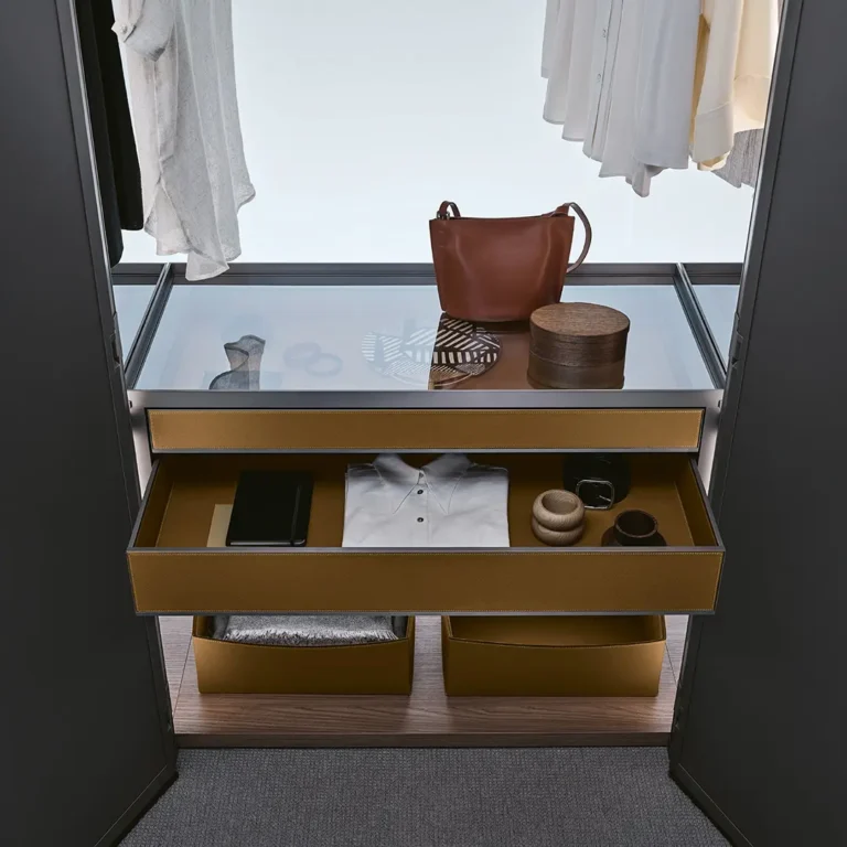 Rimadesio Cover ladekast met lade geopend, ingericht voor het opbergen van kleding en accessoires binnen garderobekast
