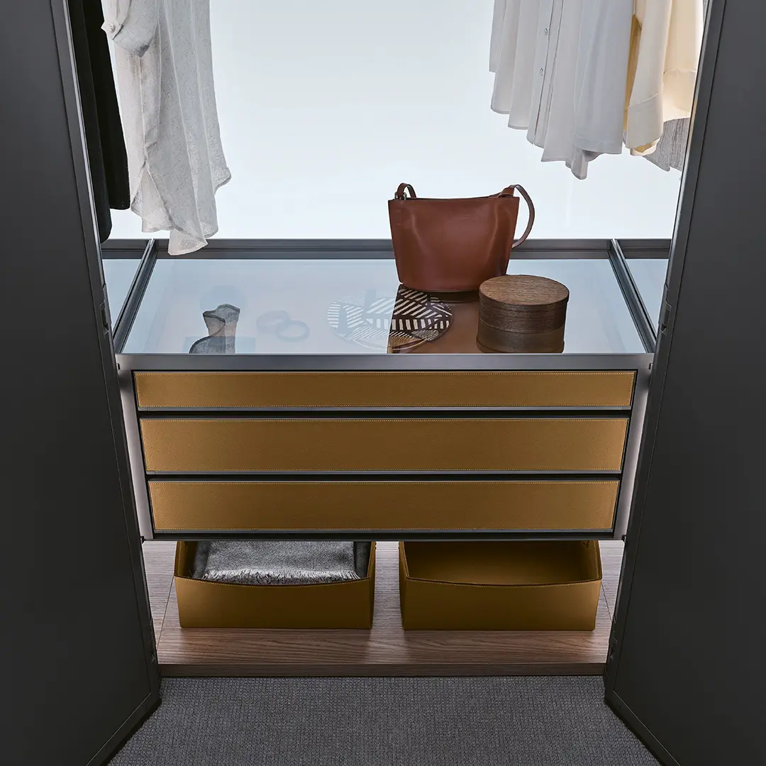 Rimadesio Cover ladekast met leder fronten in miele kleur en glazen blad voor interieurindeling van garderobekast
