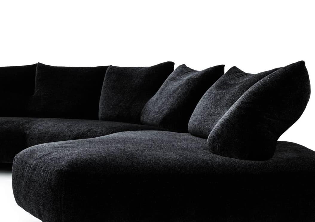 Close-up van de Edra Anywhere designbank met diepe loungezitting en zachte rugkussens