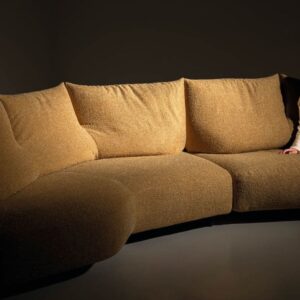 Edra Anywhere modulaire designbank in warme bouclé stof met organische lounge-opstelling voor een luxe leefruimte