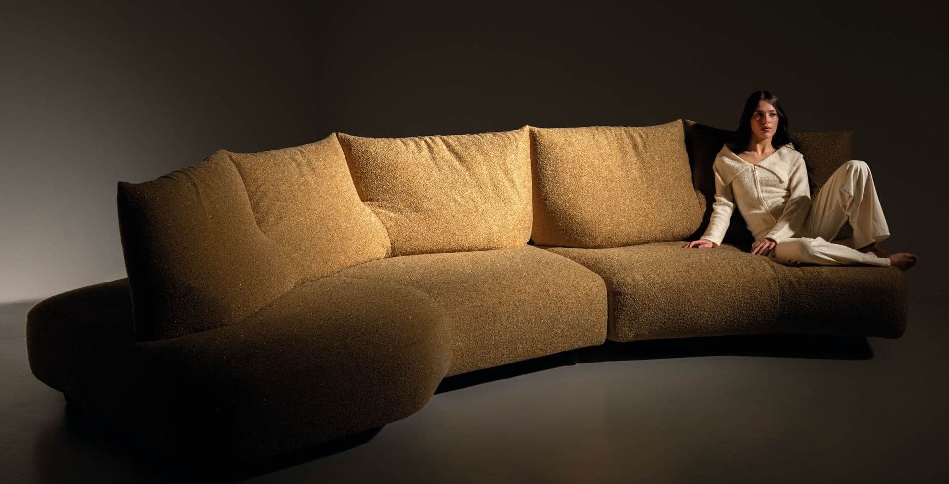 Edra Anywhere modulaire designbank in warme bouclé stof met organische lounge-opstelling voor een luxe leefruimte