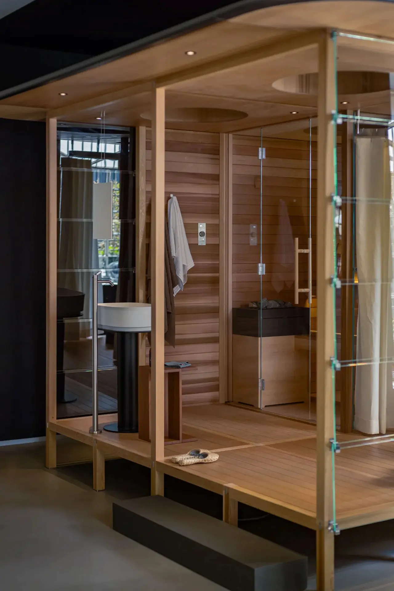EFFE Petra SH sauna en hammam interieur met houten afwerking, glazen deur en geïntegreerde toegang binnen een luxe wellnessruimte