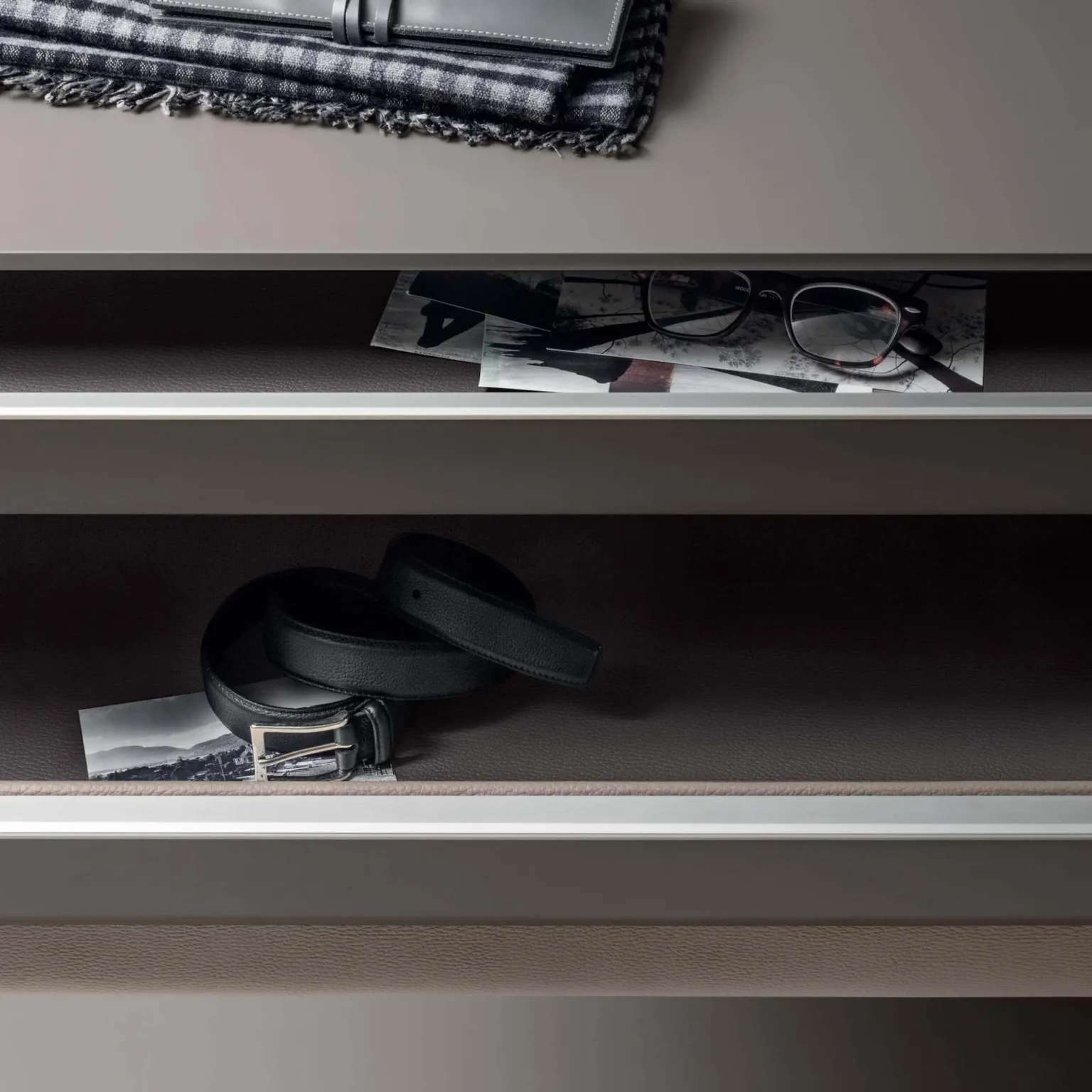 Open kastplank met accessoires in modulair garderobesysteem