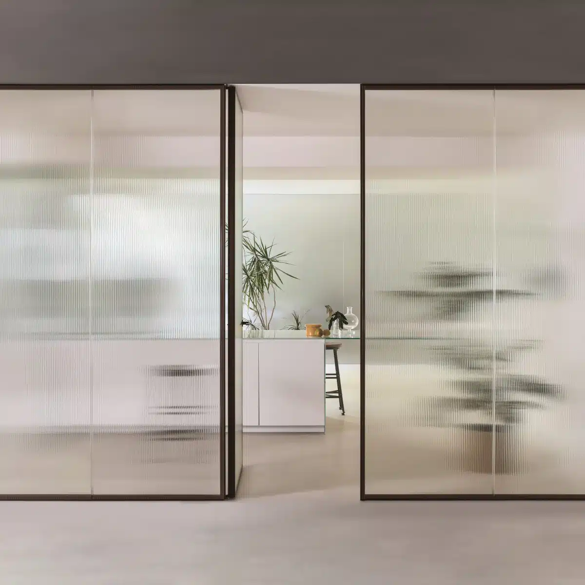 Glas Italia Aladin Wall Duo met geribbeld veiligheidsglas en geïntegreerde doorgang tussen twee ruimtes