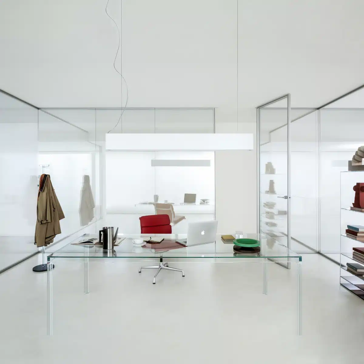 Glas Italia Aladin Wall Duo glazen scheidingswand voor transparante ruimteverdeling binnen een kantoorinterieur
