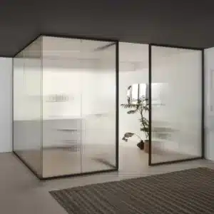 Glas Italia Aladin Wall Duo vloer-tot-plafond scheidingswand met geribbeld veiligheidsglas en geïntegreerde doorgang