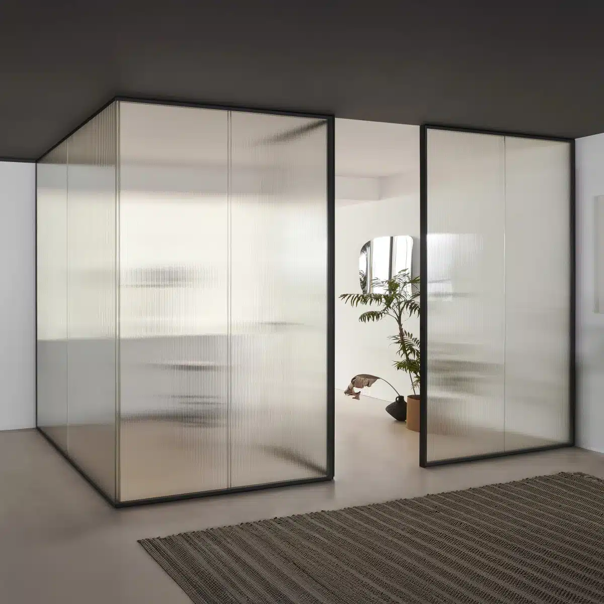 Glas Italia Aladin Wall Duo vloer-tot-plafond scheidingswand met geribbeld veiligheidsglas en geïntegreerde doorgang