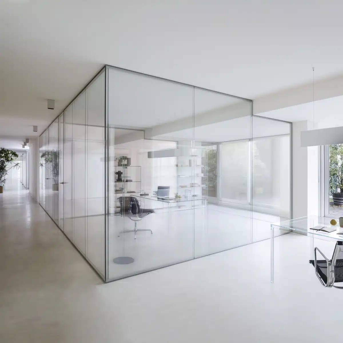 Glas Italia Aladin Wall Duo als vloer-tot-plafond glazen scheidingswand binnen een transparante kantoorruimte
