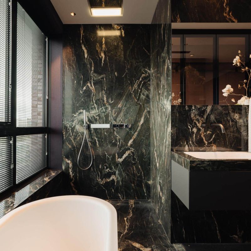 noctum-penthouse-badkamer-marmer-ligbad-rotterdam